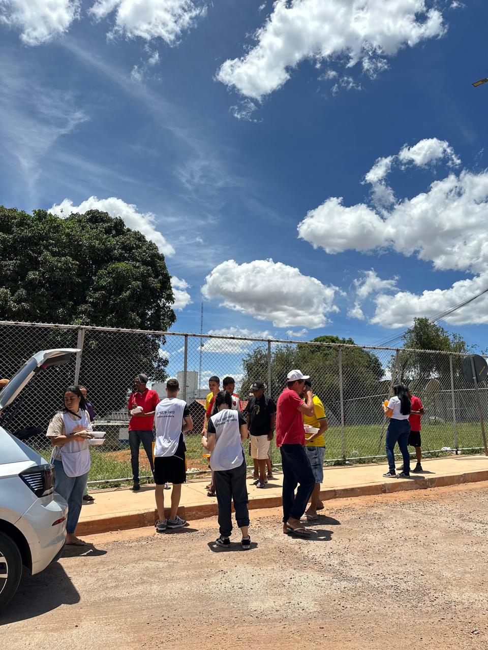 Voluntários em ação durante evento de assistência social da Associação