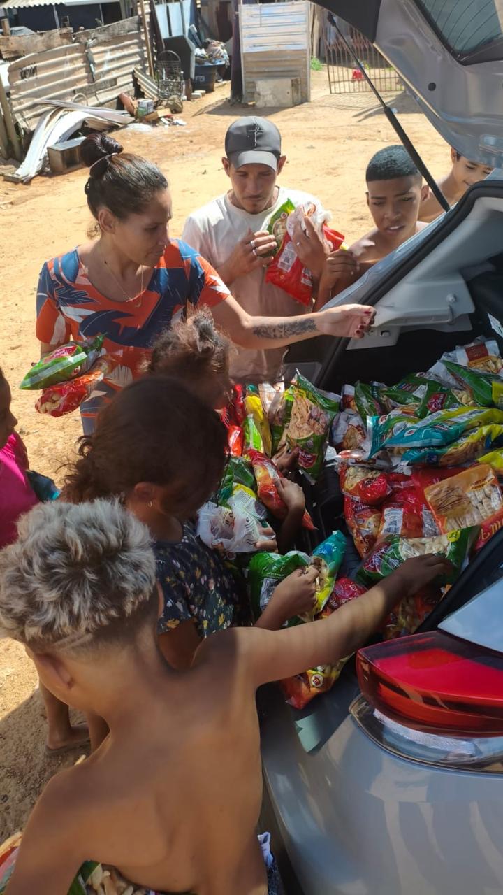 Distribuição de alimentos e doações para comunidades vulneráveis em Brasília