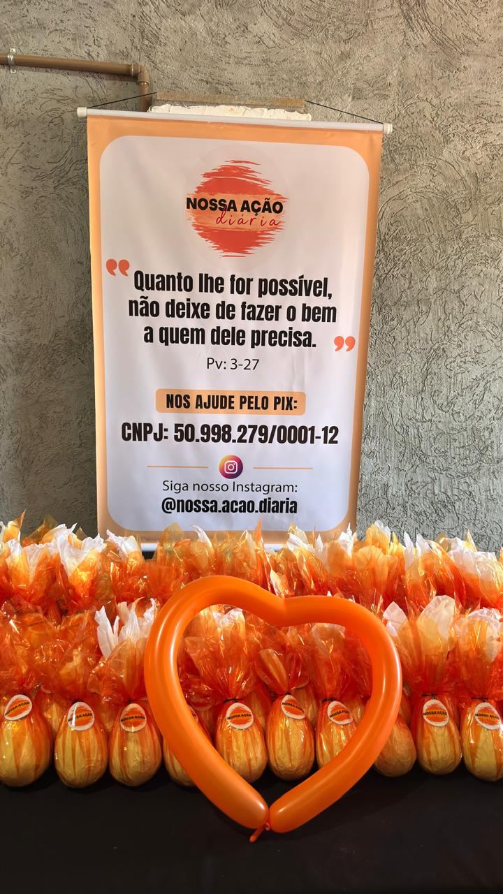 Cartaz da Nossa Ação Diária com versículo e a chave Pix, atrás de ovos de Páscoa embalados