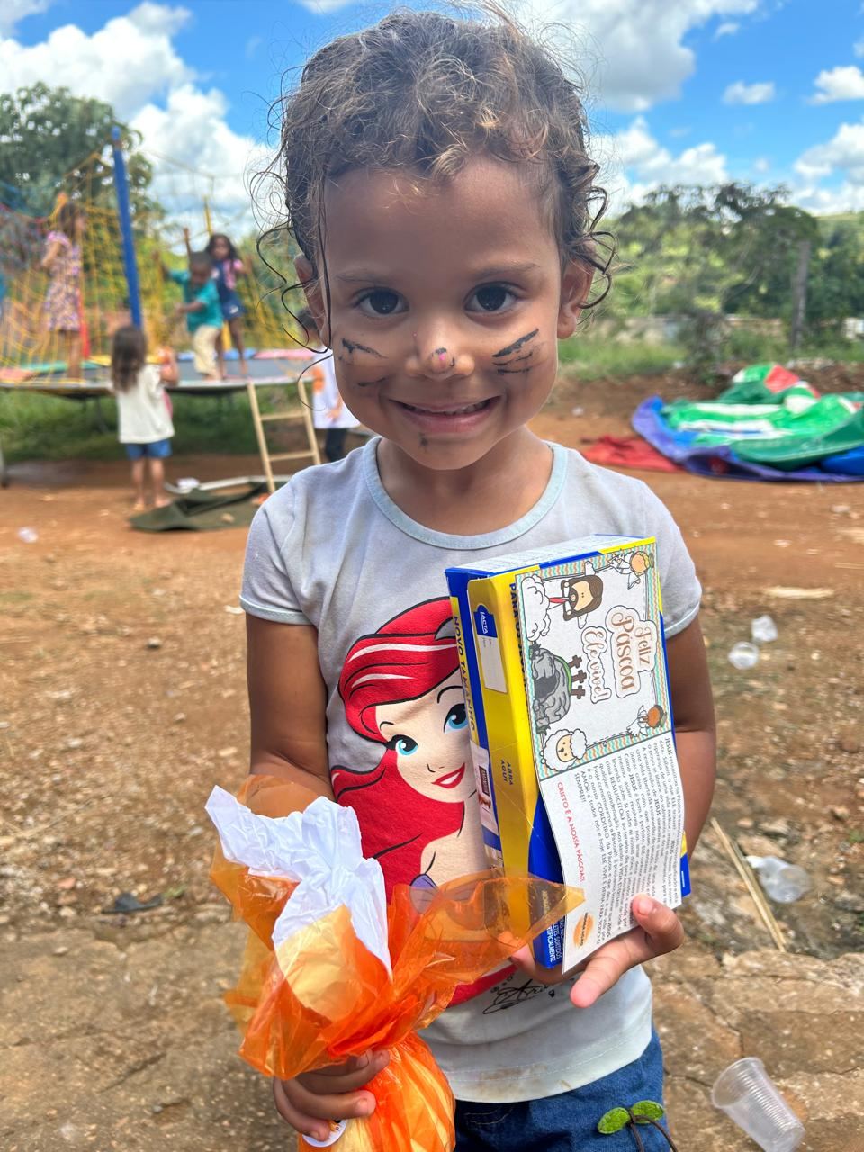 Menina com o rosto pintado segurando ovo de Páscoa e mensagem de fé