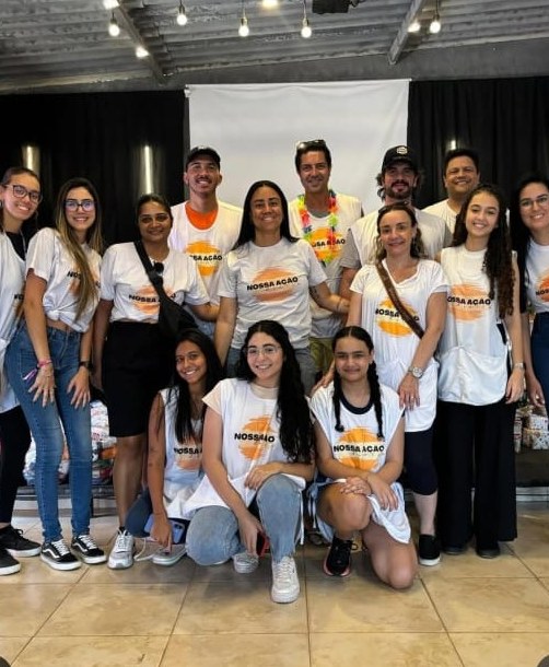 Equipe de voluntários de colete da Nossa Ação, no Dia das Crianças de 2025