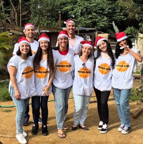 Equipe de voluntários de colete da Nossa Ação, natal