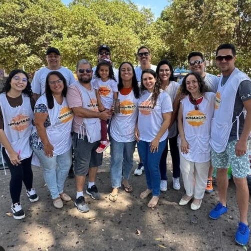 Equipe de voluntários de colete da Nossa Ação, na Ação Solidária nas Ruas